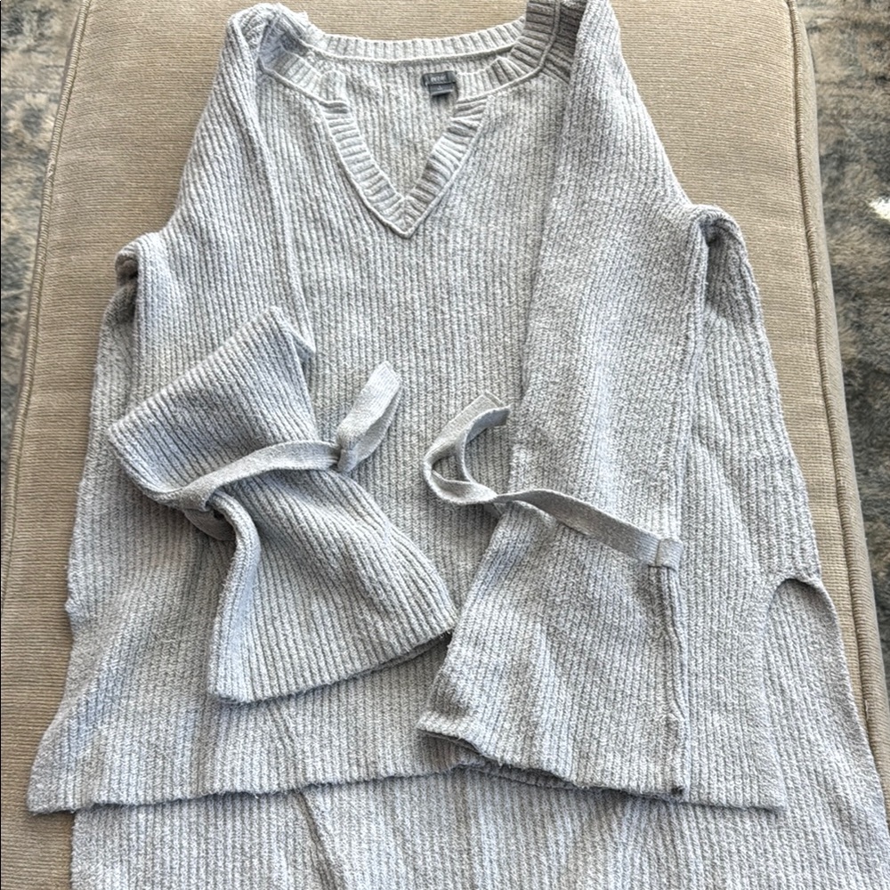 aerie Gray V-Neck Sweater with Cozy Knit Texture